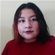 Profesora de inglés imparte clases a niños, adolescentes y adultos